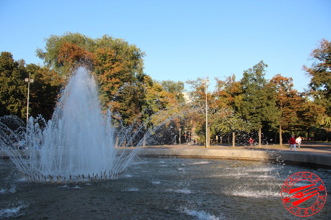 Осенний городской фонтан в центре города Днепропетровск Днепр в сквере Ленина